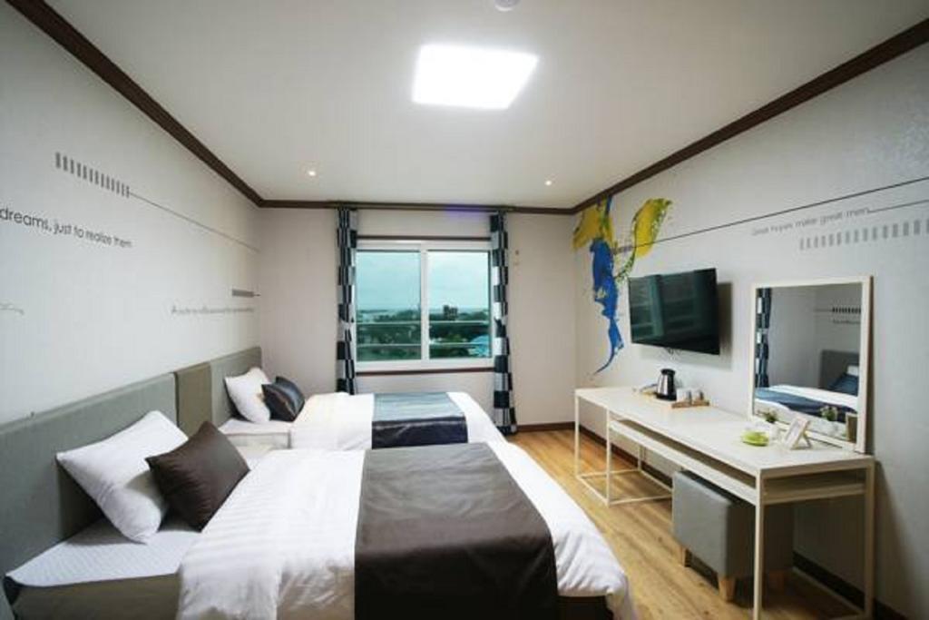 Seongsan Aqua Beach Hotel Seogwipo Room photo